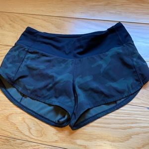 Lululemon Speed Short 2.5 in Camo Gator Black 2